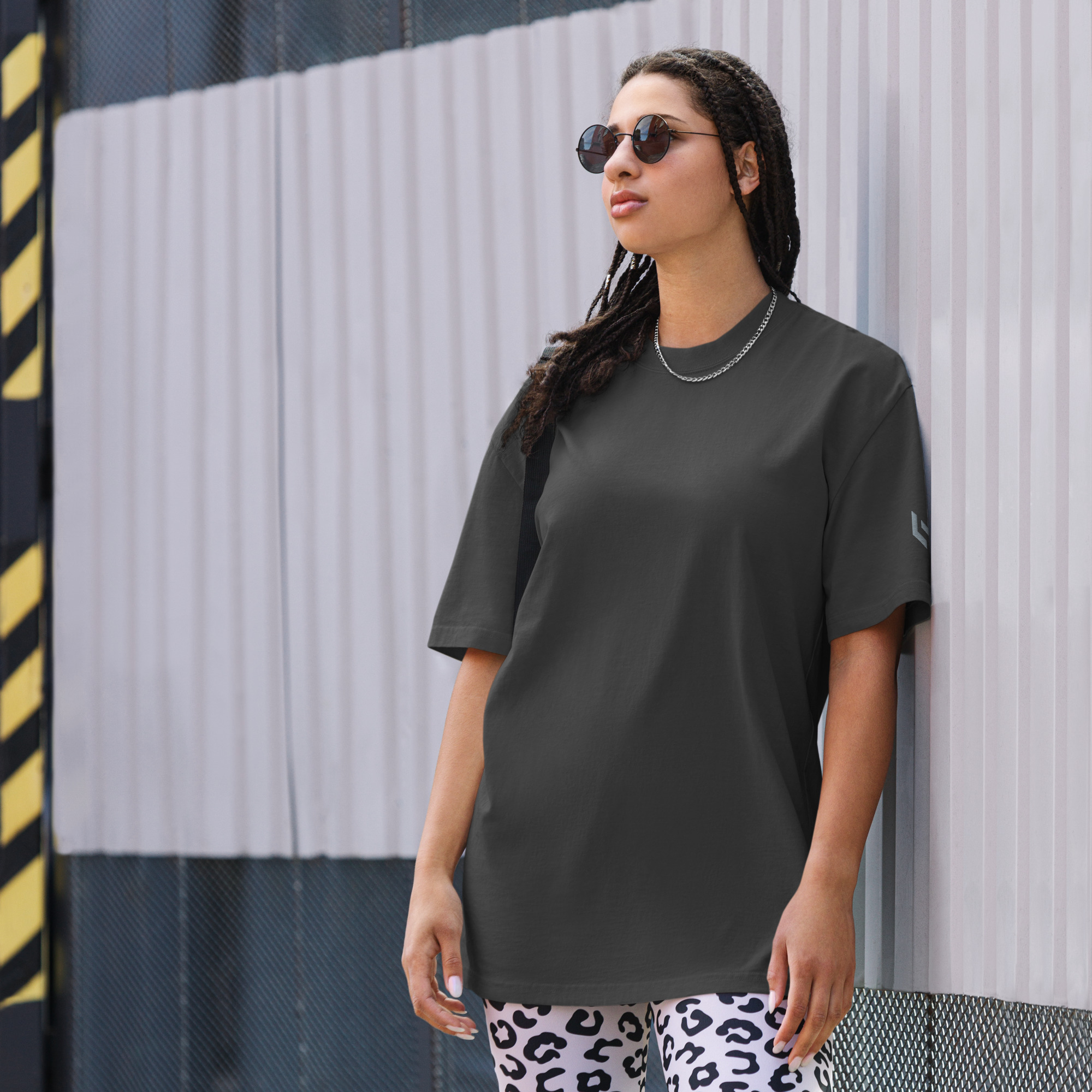 LAMARO Faded Oversized T-Shirt mit Ärmeldruck mens oversized faded t shirt faded black front 6a75b5dbd23e7.jpg