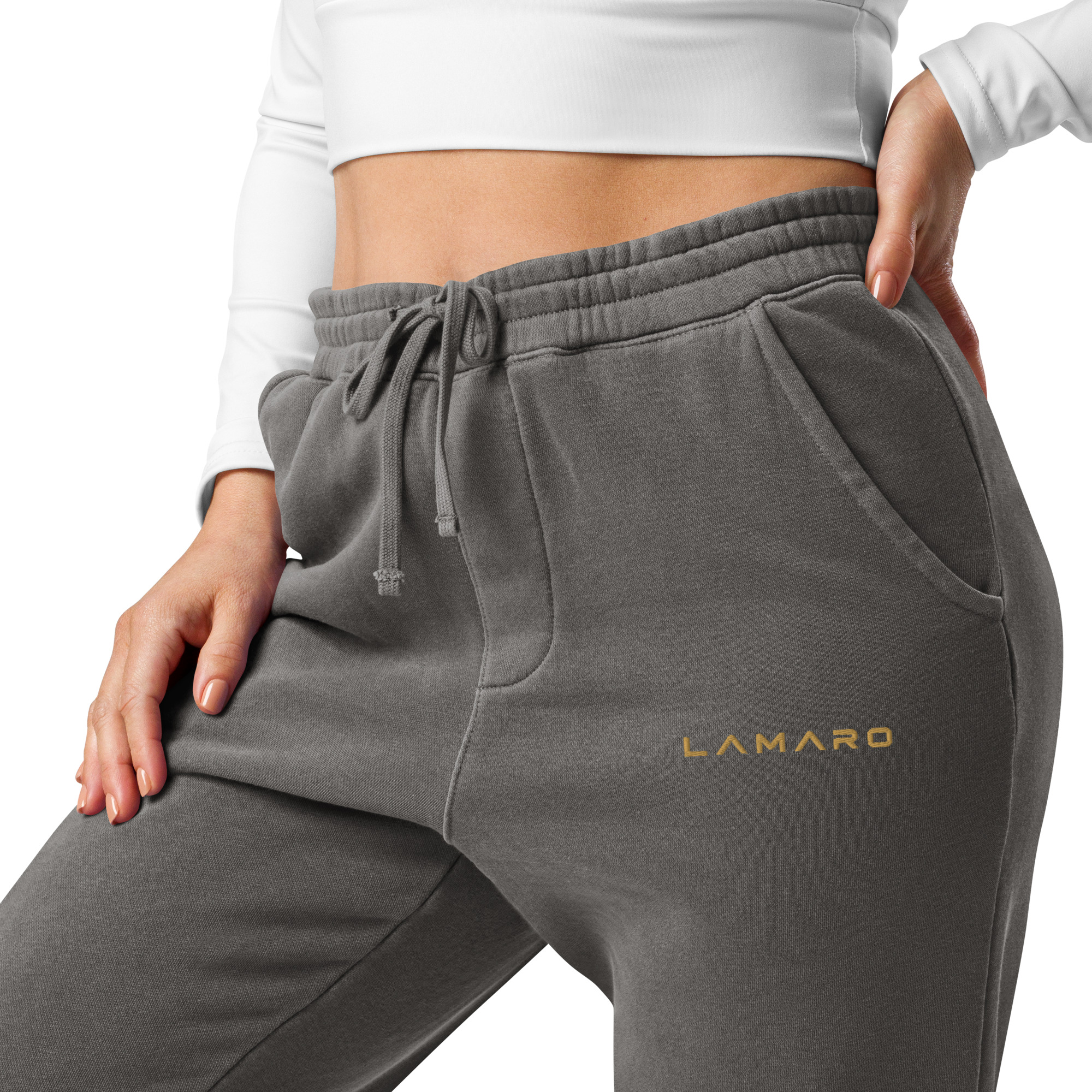 LAMARO Pigment Dyed Jogginghose mit Schriftzug – Unisex Seitenansicht der schwarzen LAMARO Pigment Dyed Jogginghose