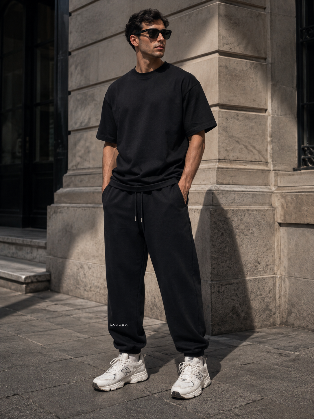 LAMARO Streetwear Set – Oversized T-Shirt & Sweatpants Schwarze LAMARO Urban Sweatpants mit dezentem Schriftzug am Bein